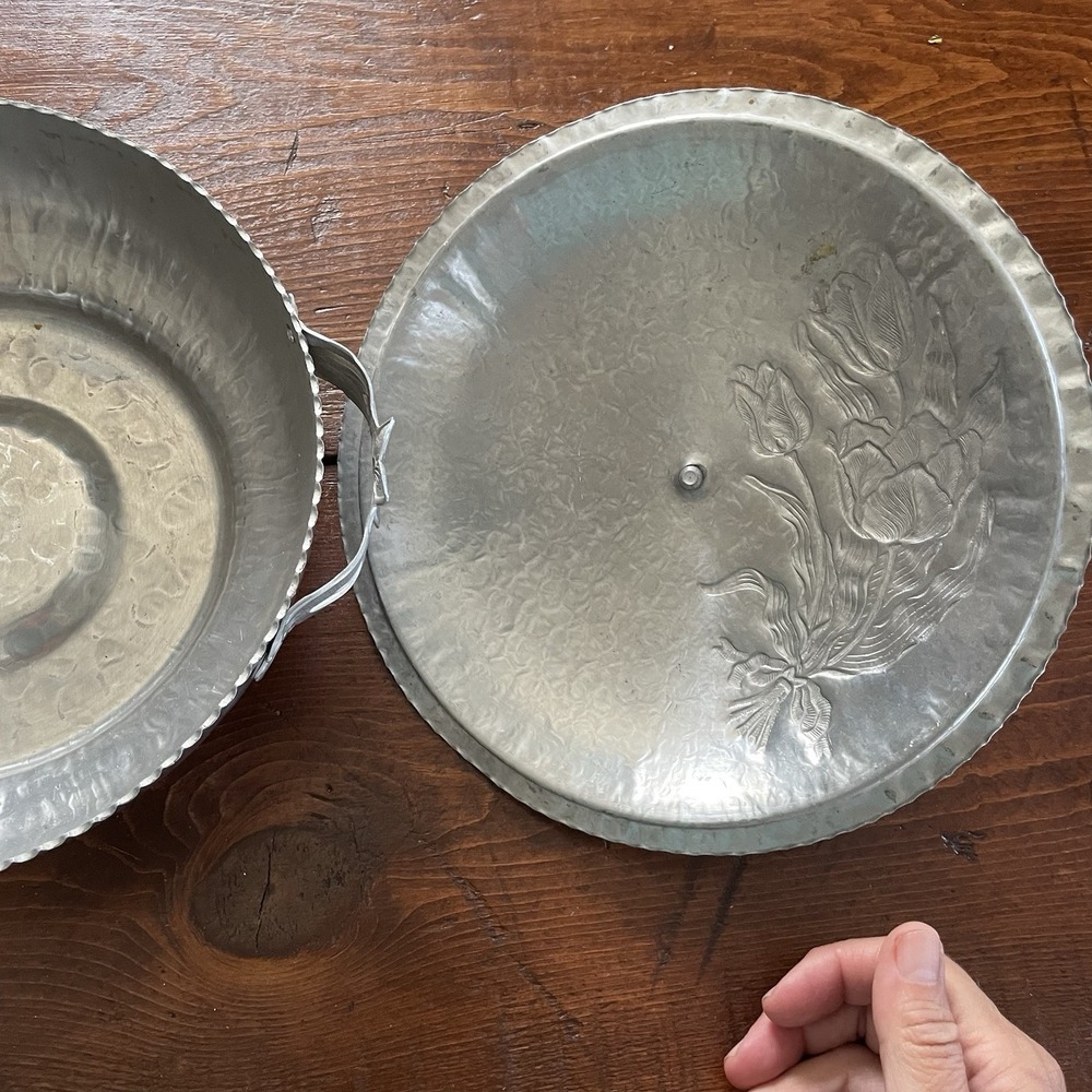 1940's Vintage Rodney Kent Hammered Aluminum Covered Tulip Casserole Dish - Picture 5 of 8